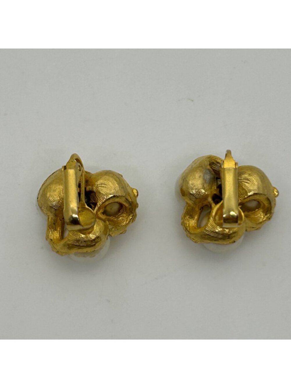 Faux Pearl Cluster Clip-On Earrings Textured Gold-Tone Three Bead Retro Vintage - Picture 3 of 8